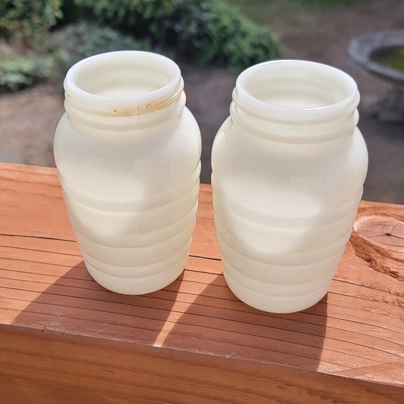 Vintage Ivory Fire King Range shakers & Grease jar w/tulip lid - Picture 4 of 8